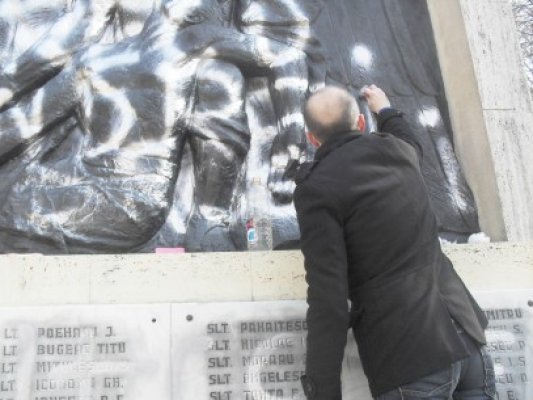 Monumentul Eroilor de pe strada Traian, curăţat de tinerii pedelişti